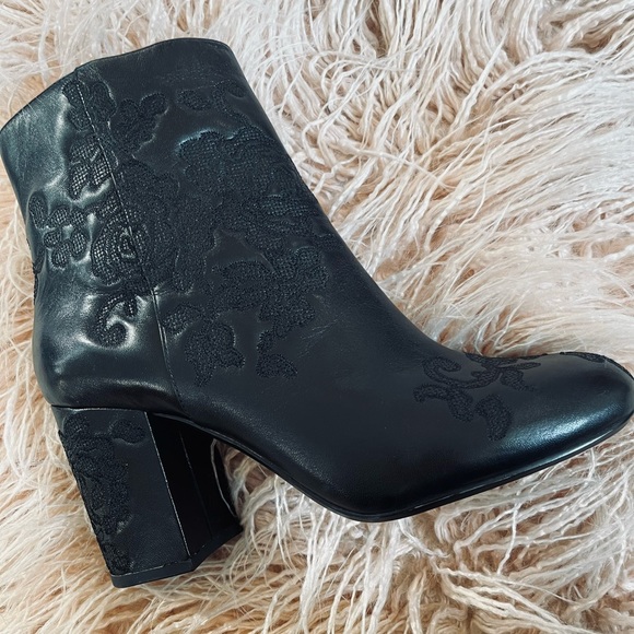 Michael Kors Black Embroidered Leather Claire Booty Size 8 - Picture 3 of 9